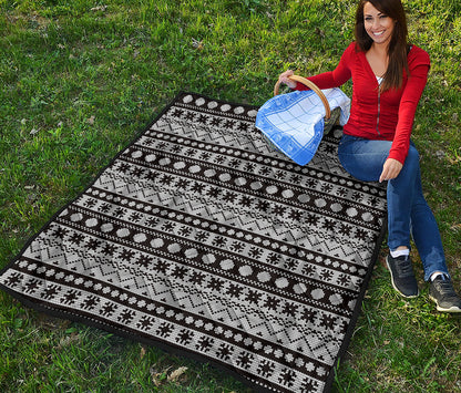 White And Black Knitted Pattern Print Quilt
