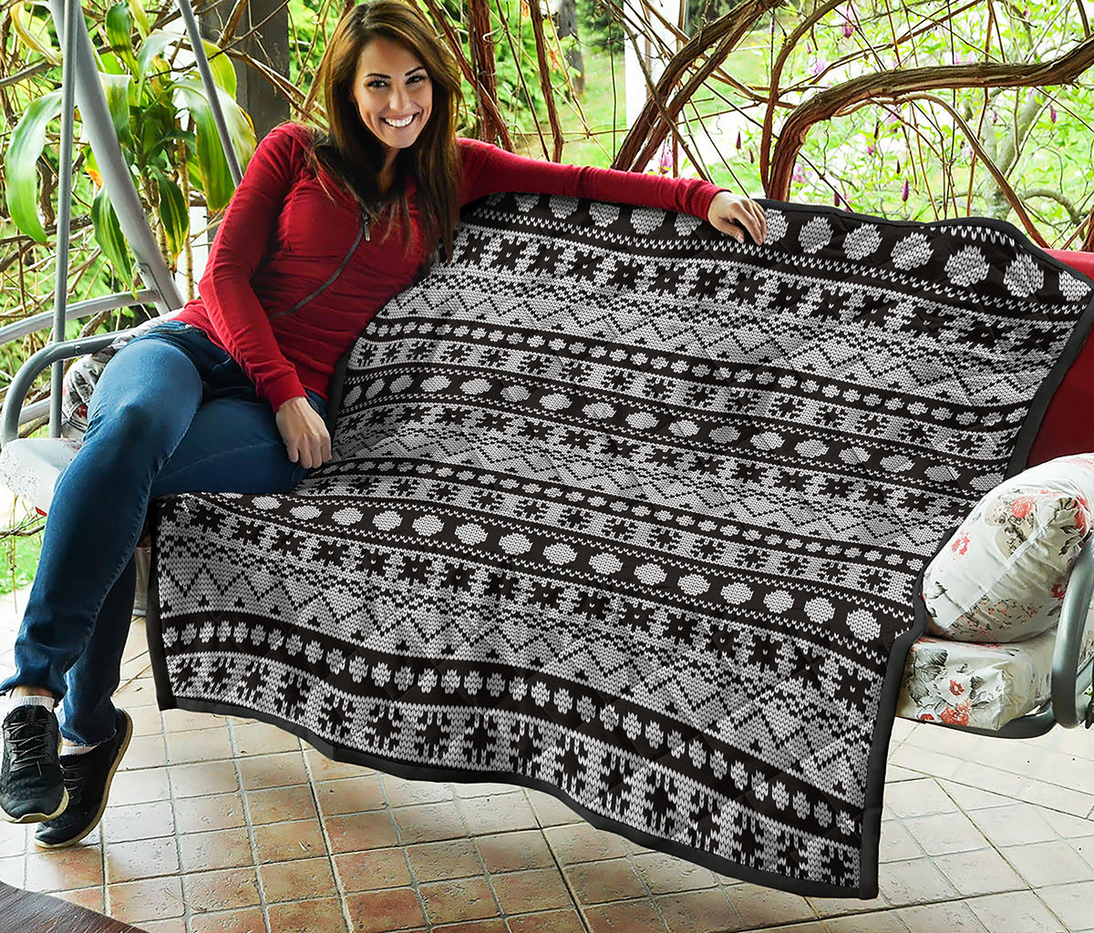 White And Black Knitted Pattern Print Quilt