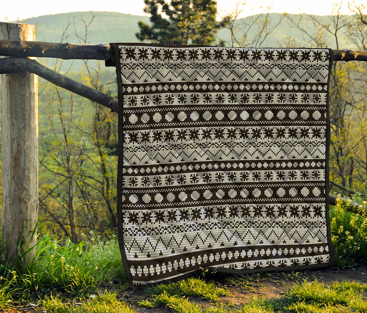 White And Black Knitted Pattern Print Quilt