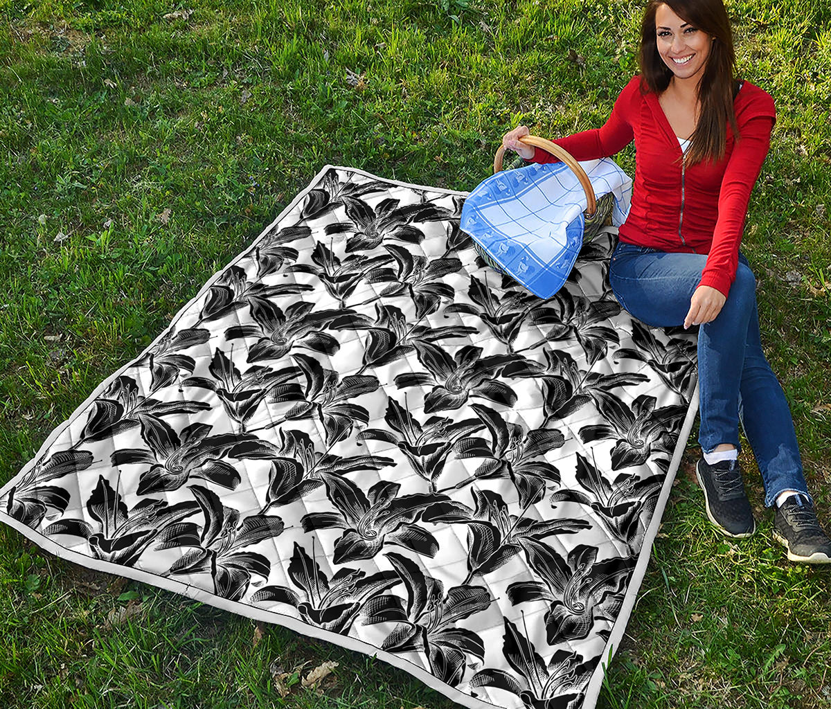 White And Black Lily Pattern Print Quilt