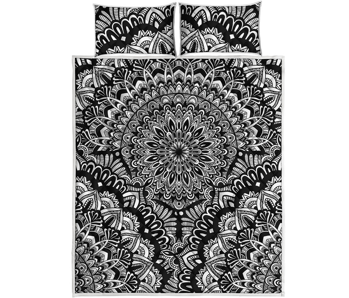 White And Black Mandala Print Quilt Bed Set