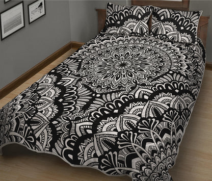 White And Black Mandala Print Quilt Bed Set