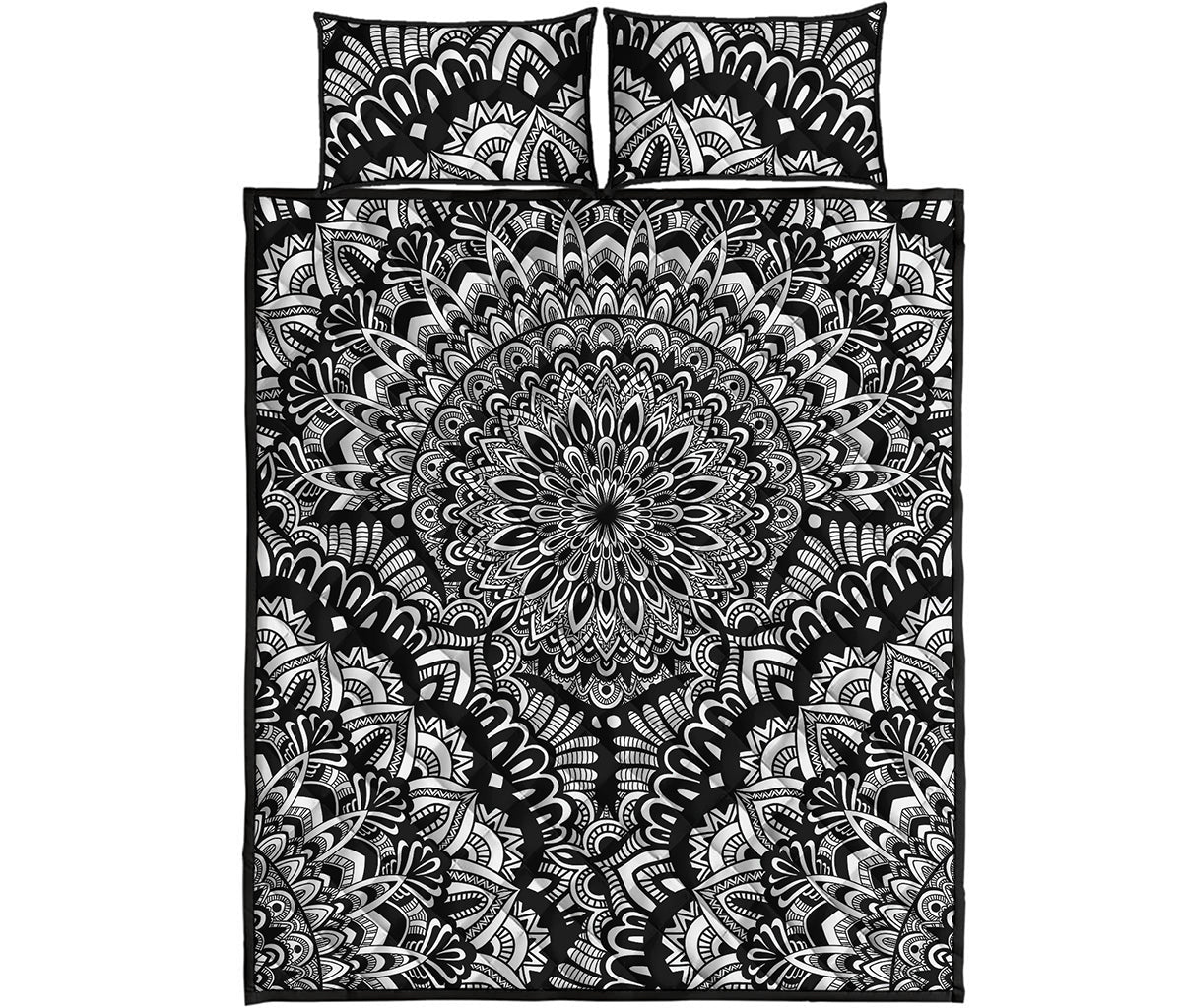 White And Black Mandala Print Quilt Bed Set