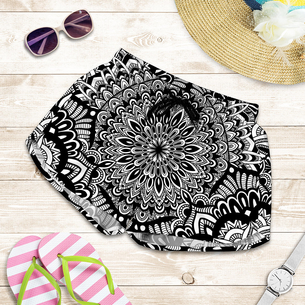 White And Black Mandala Print Women's Shorts