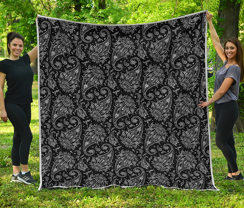 White And Black Paisley Pattern Print Quilt