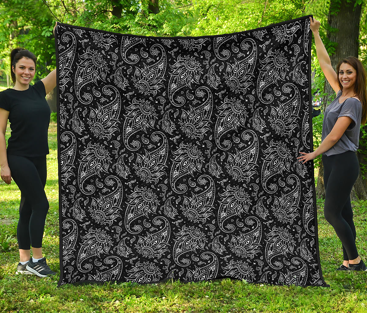 White And Black Paisley Pattern Print Quilt