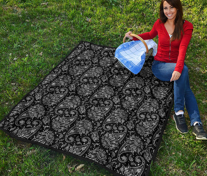 White And Black Paisley Pattern Print Quilt