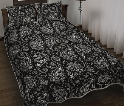White And Black Paisley Pattern Print Quilt Bed Set