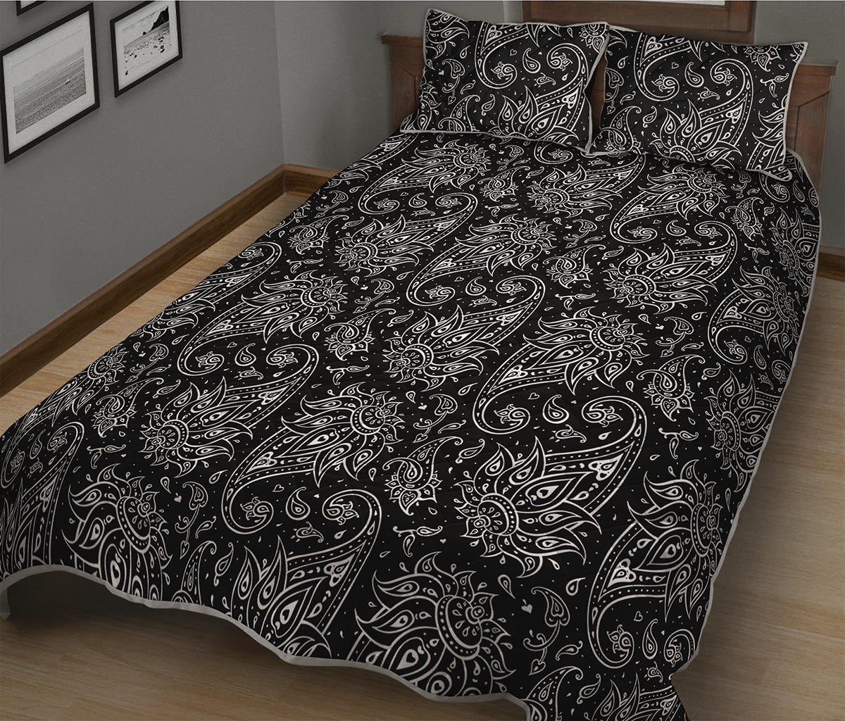 White And Black Paisley Pattern Print Quilt Bed Set