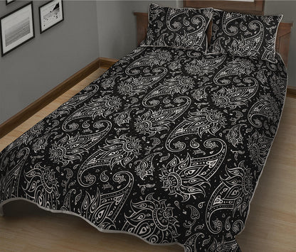 White And Black Paisley Pattern Print Quilt Bed Set
