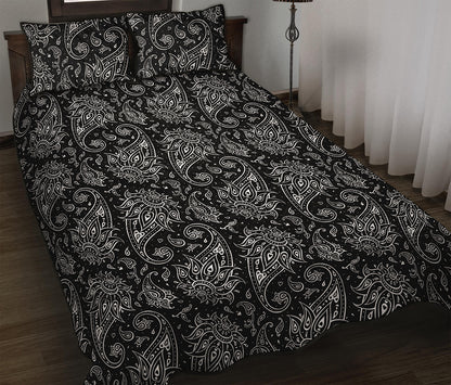 White And Black Paisley Pattern Print Quilt Bed Set