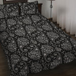 White And Black Paisley Pattern Print Quilt Bed Set