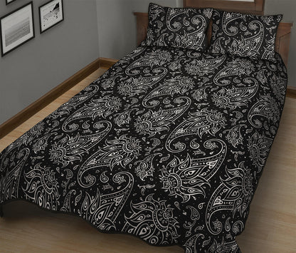 White And Black Paisley Pattern Print Quilt Bed Set