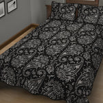 White And Black Paisley Pattern Print Quilt Bed Set