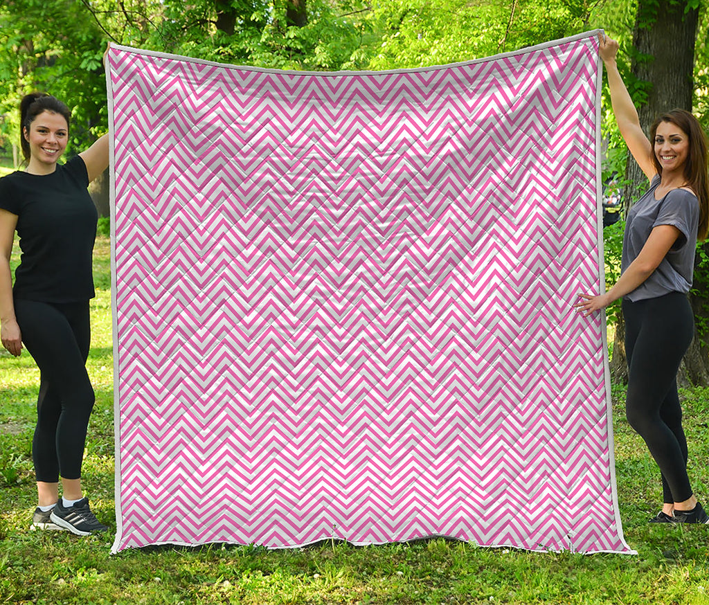 White And Pink Zigzag Pattern Print Quilt