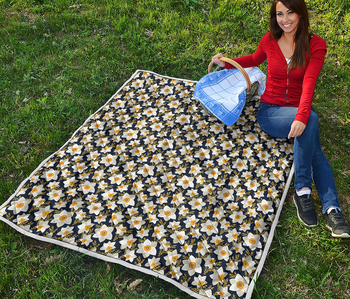 White Daffodil Flower Pattern Print Quilt