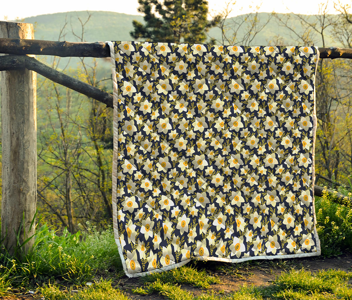 White Daffodil Flower Pattern Print Quilt