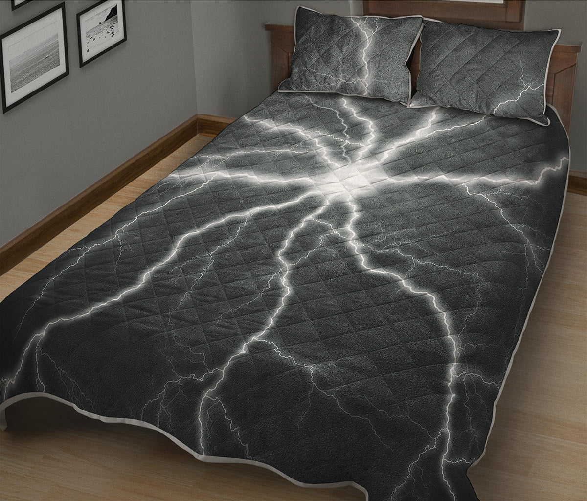 White Lightning Print Quilt Bed Set