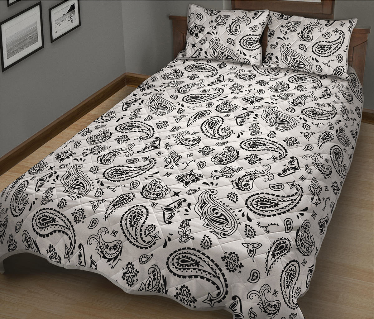 White Paisley Bandana Pattern Print Quilt Bed Set