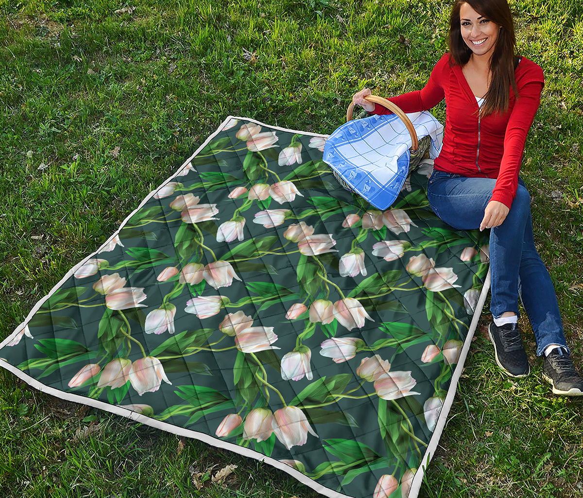 White Tulip Pattern Print Quilt