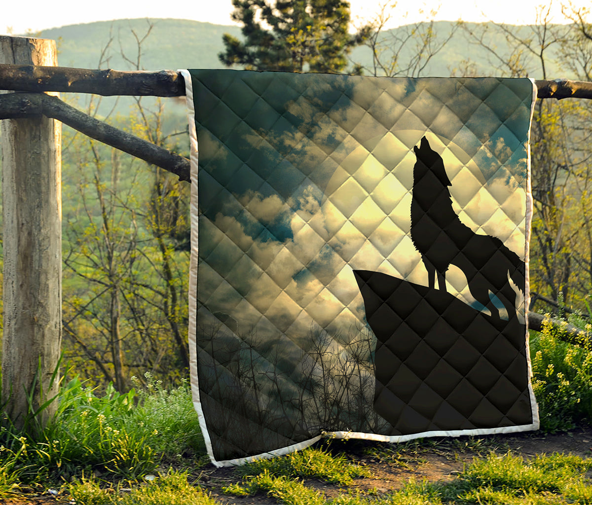 Wolf Howling At The Full Moon Print Quilt