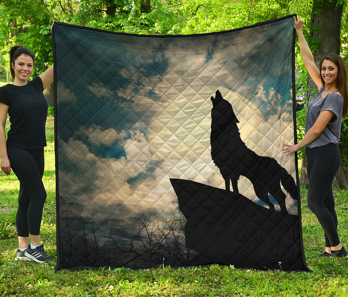 Wolf Howling At The Full Moon Print Quilt