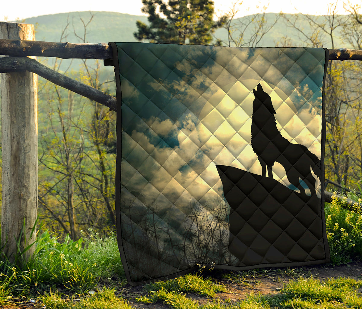 Wolf Howling At The Full Moon Print Quilt