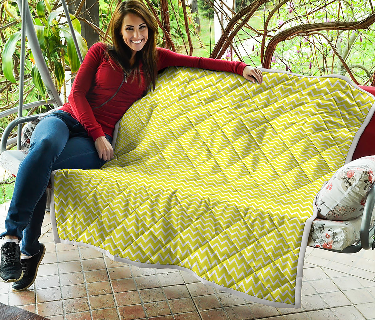 Yellow And White Zigzag Pattern Print Quilt