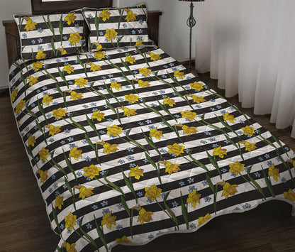 Yellow Daffodil Striped Pattern Print Quilt Bed Set