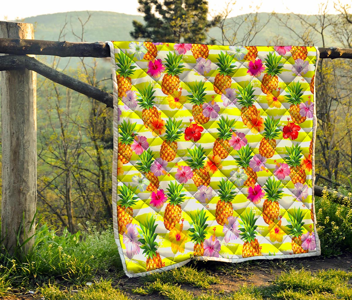 Yellow Striped Pineapple Pattern Print Quilt