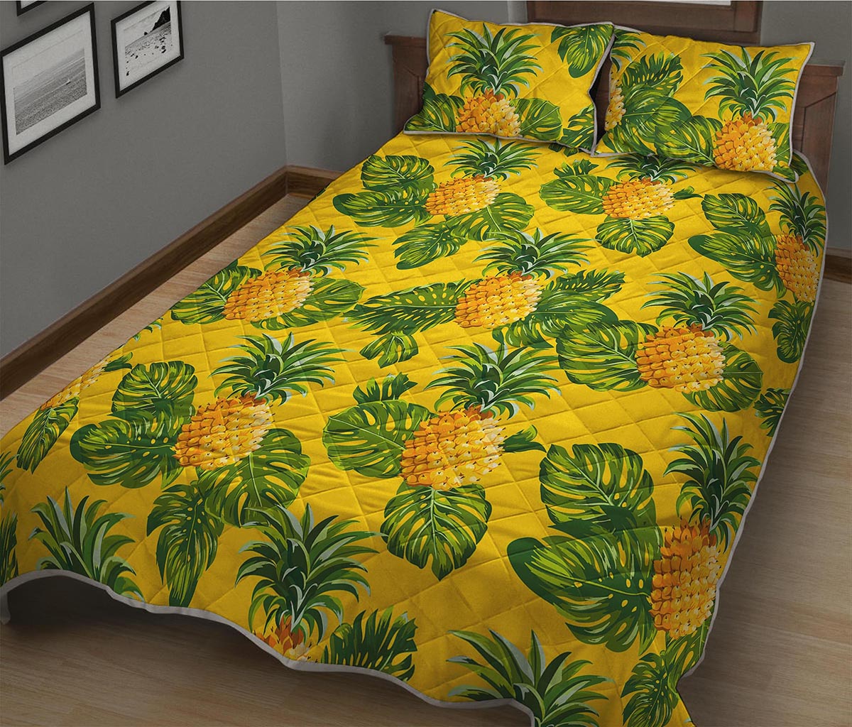 Yellow Tropical Pineapple Pattern Print Quilt Bed Set