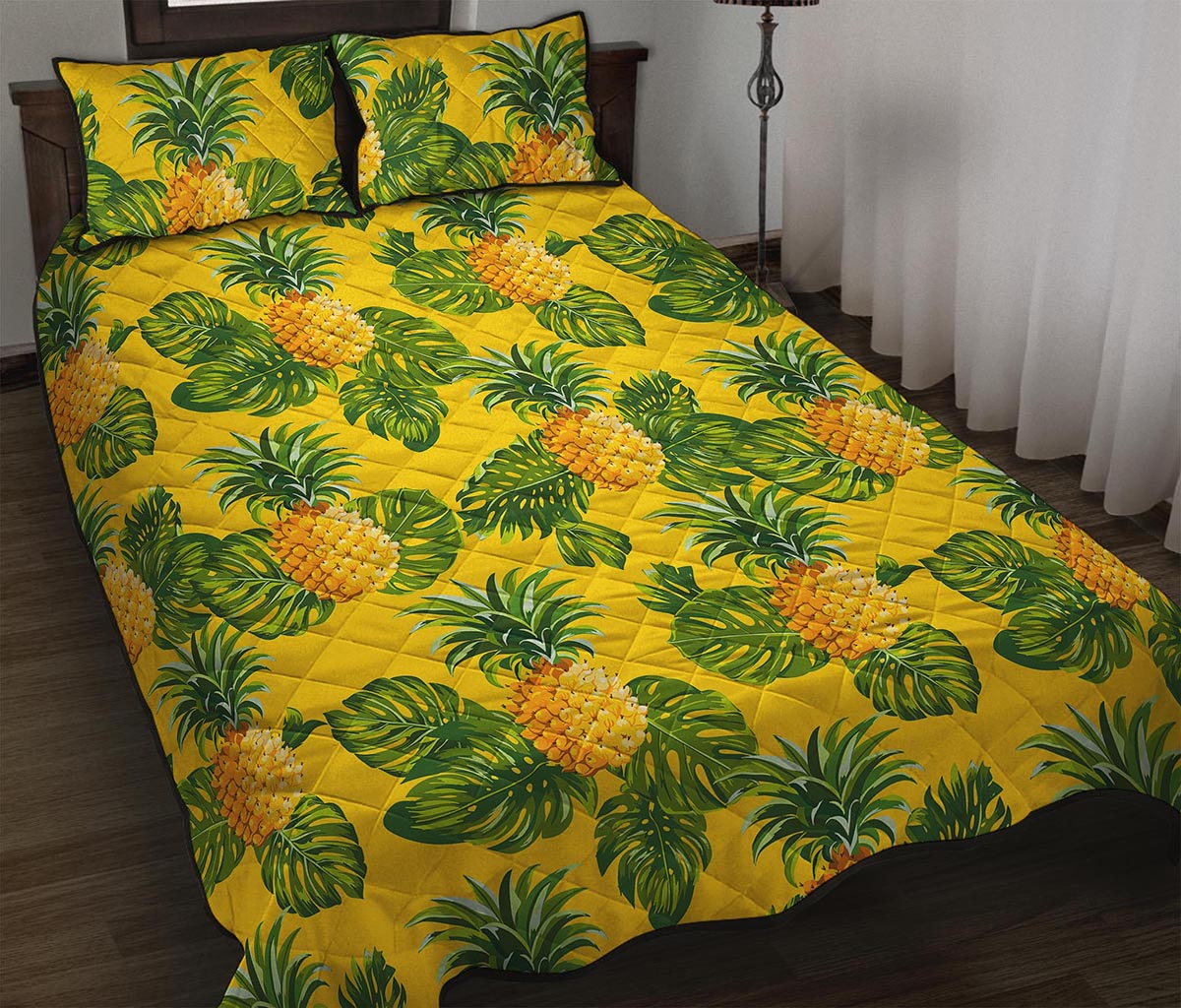 Yellow Tropical Pineapple Pattern Print Quilt Bed Set
